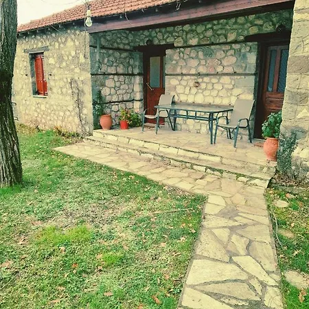 παραδοσιακο πετρινο εξοχικο με εσωτερικο τζακι * Eláti