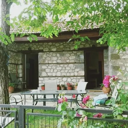 度假居 παραδοσιακο πετρινο εξοχικο με εσωτερικο τζακι *